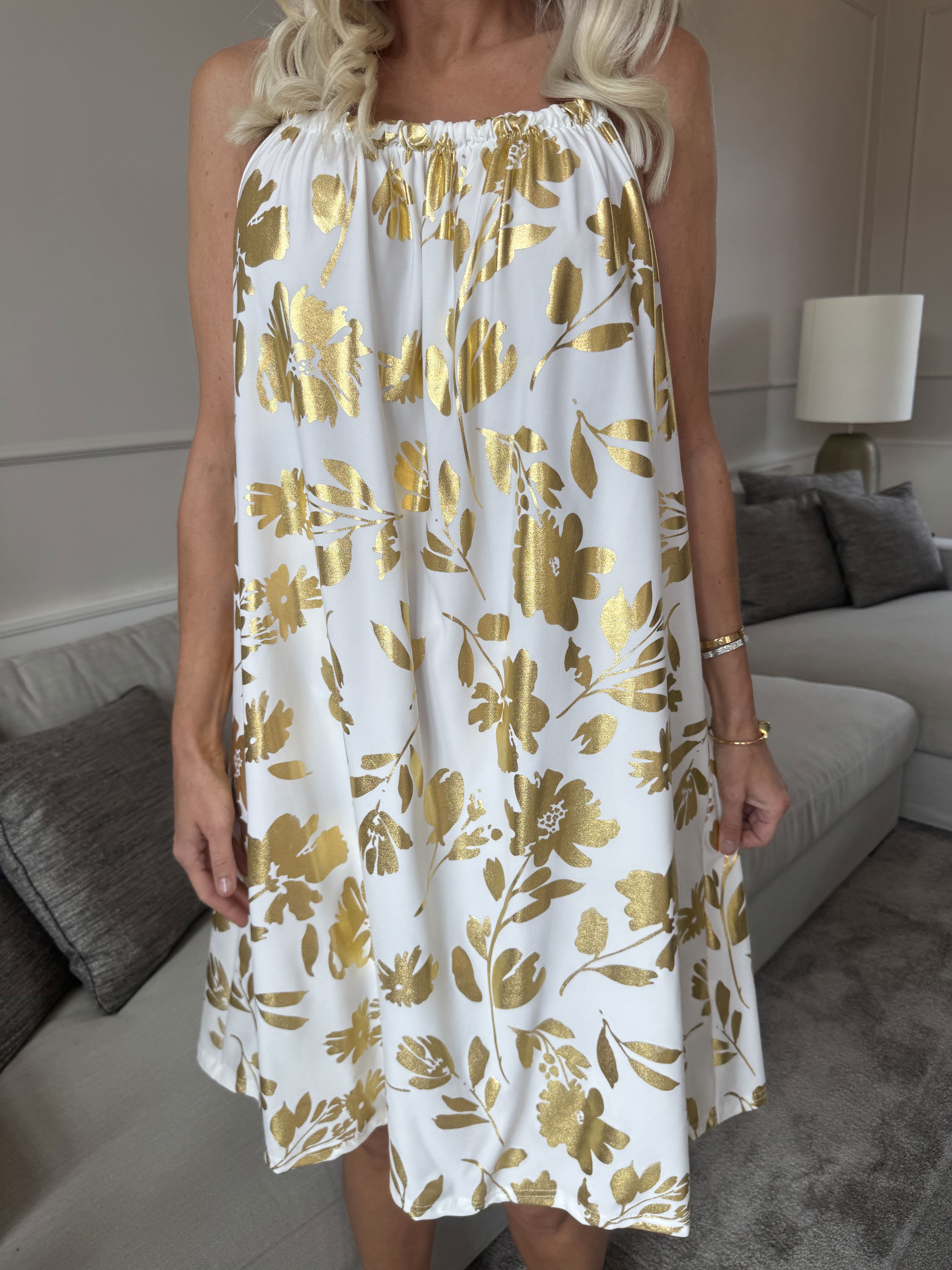 SunLove Gold Flower - Elastisk stropkjole med store guldblade